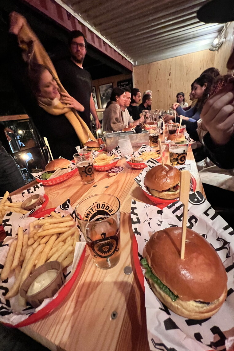 Chipolo Burgers Fries